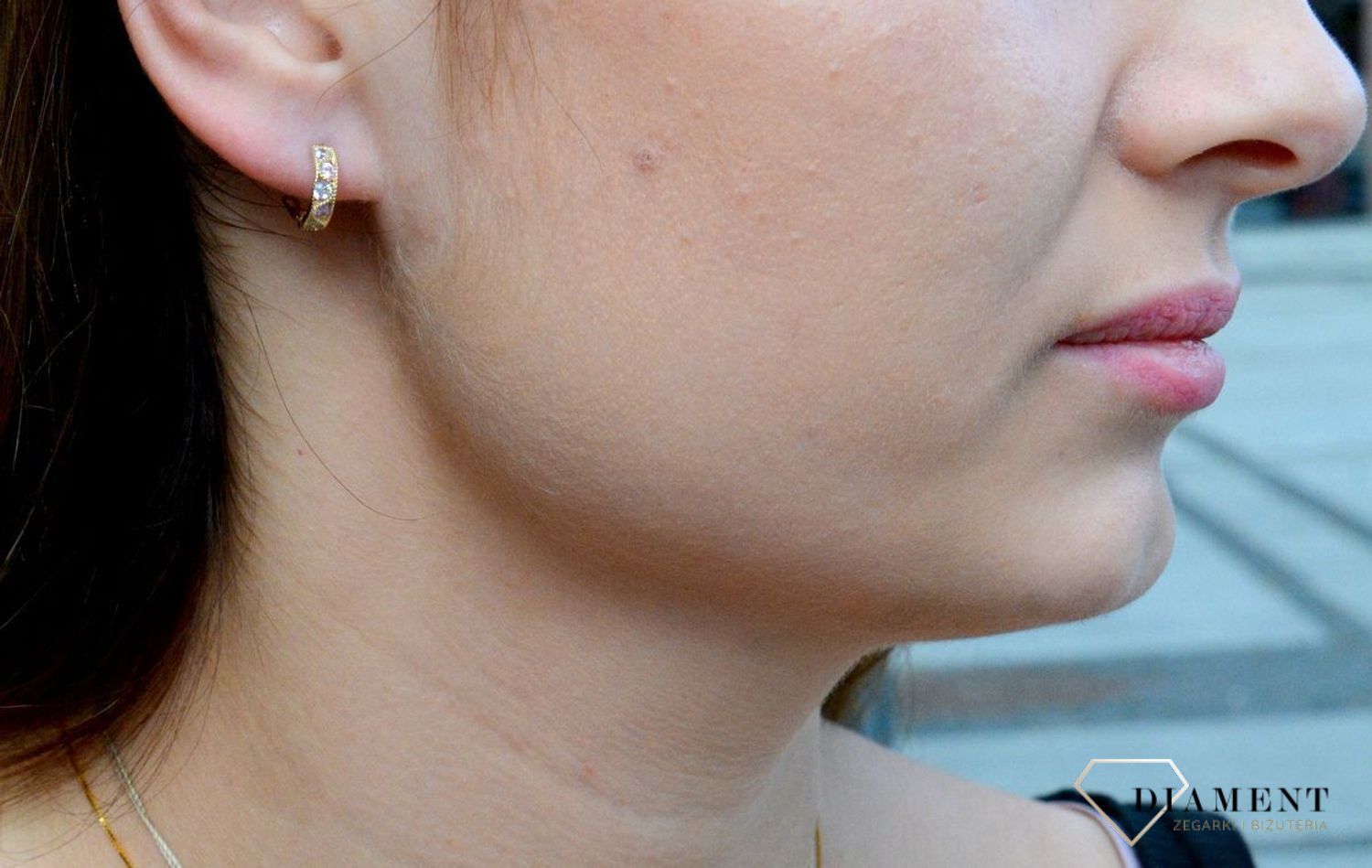 Złote kolczyki dla dziewczynki 333 cyrkonia KL 3258A 333. Śliczne, złote kolczyki dla dziewczynki wykonane z wysokiej próby złota 333 o wadze około 0,82 g oraz długości około 1 cm. Minimalistyczne ko.jpg